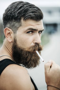 Sakallı adam Sigara İçilmeyen kaşlarını