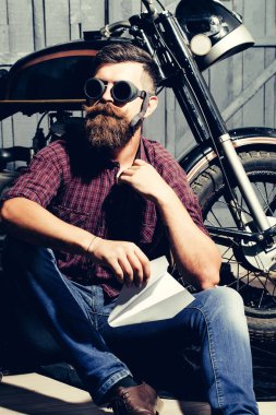 Kağıt Uçak adamla motorcu