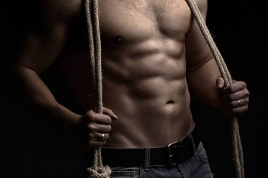 Kaslı adam halat boyu