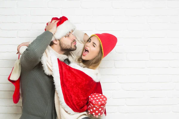 Fiatal, boldog, szeretetteljes karácsonyi pár — Stock Fotó