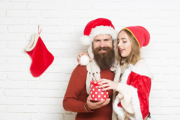 Fiatal pár karácsonyi meglepett — Stock Fotó