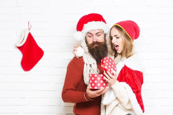 Jovem casal de Natal surpreso — Fotografia de Stock