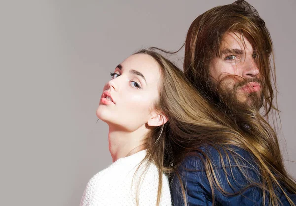 Casal jovem com cabelo bagunçado — Fotografia de Stock