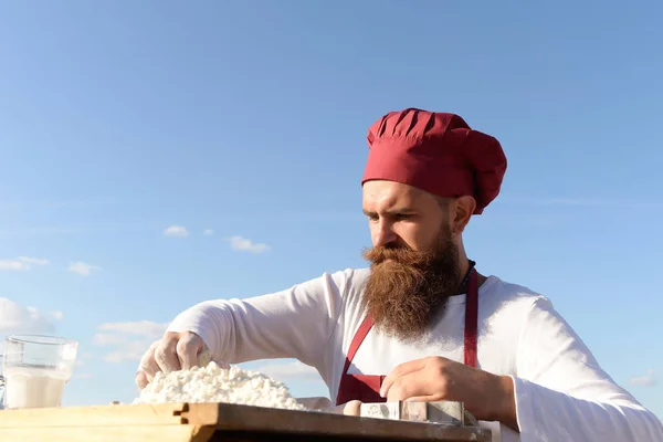 Berded homem chef cozinhar ao ar livre — Fotografia de Stock