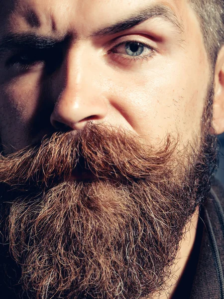 Серйозний бородатий чоловік хіпстер — стокове фото
