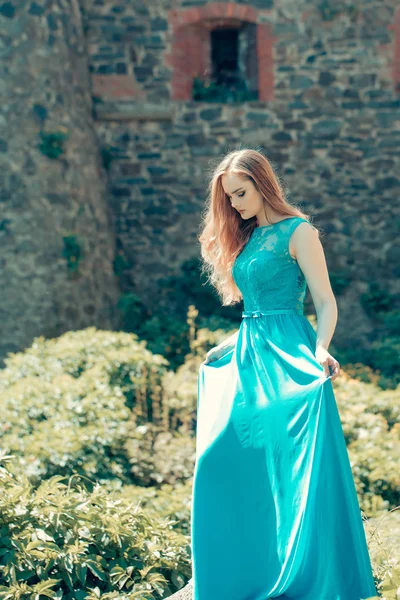 Mavi elbiseli güzel kız — Stok fotoğraf