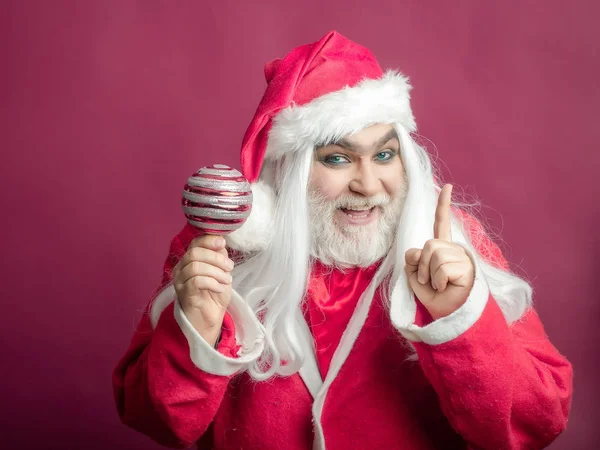 装飾的なボールと笑みを浮かべてクリスマス男 — ストック写真