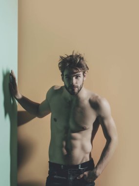 Yakışıklı kaslı seksi adam.