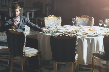 Yakışıklı adam içki şarap