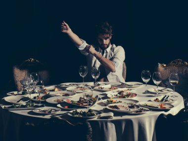 Yakışıklı adam kolları rulo