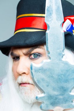 Komuta sizde sakallı beefeater kaşlarını