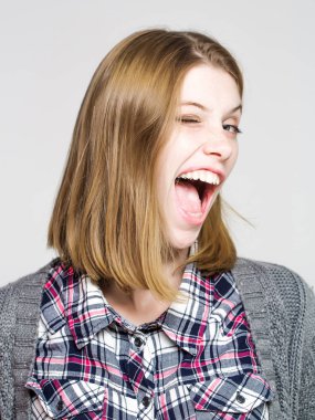 Neşeli güzel kız winks