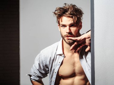 Düşünceli yakışıklı kaslı adam