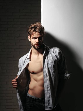 Yakışıklı adam kas gövde gösterir