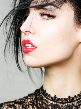 Çok seksi sevimli esmer kız