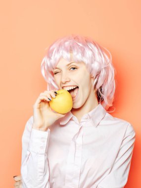 Mutlu güzel kız elma yiyor