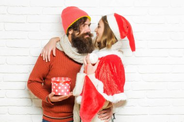 Noel çift gülümseyen genç