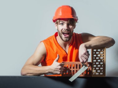 Seksi kaslı erkek yapıcı.