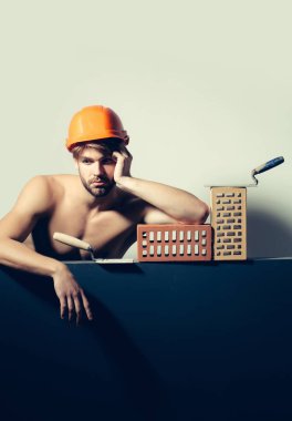Seksi kaslı erkek yapıcı.
