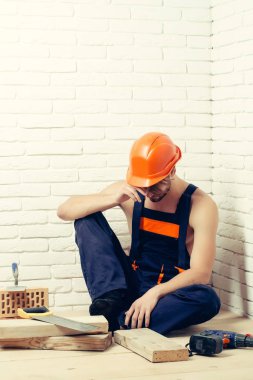 Seksi kaslı erkek yapıcı.