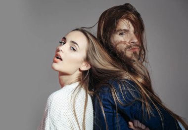 Dağınık saçlı genç Çift