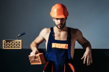 Seksi kaslı erkek yapıcı.