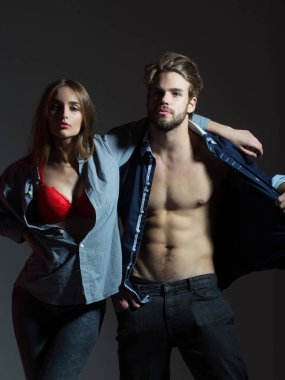 Genç çift gömlek düğmelerini aç.