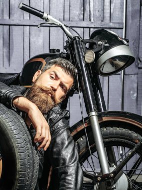 Sakallı adam hipster motorcu