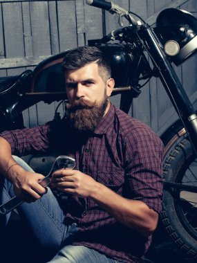 Sakallı motorcu adam anahtar ile