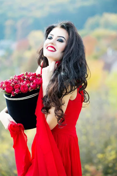 性感小女孩微笑着与红玫瑰 — 图库照片