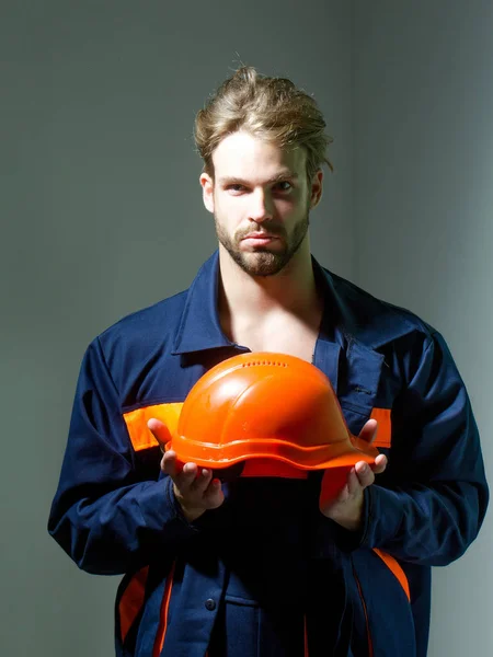 Hombre guapo mantiene sombrero duro —  Fotos de Stock