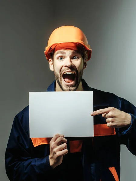 L'homme excité garde le papier blanc — Photo