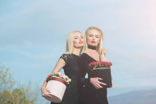 Chicas bonitas con flores en caja —  Fotos de Stock