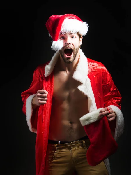 ハンサムな筋肉クリスマス サンタ男 — ストック写真