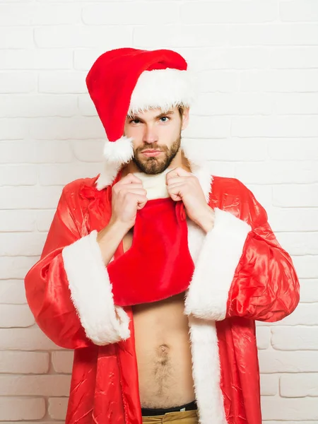 Knappe gespierde christmas santa man — Stockfoto