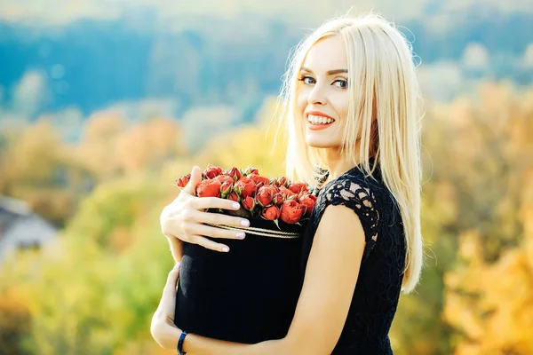 Linda chica con flores en caja — Foto de Stock