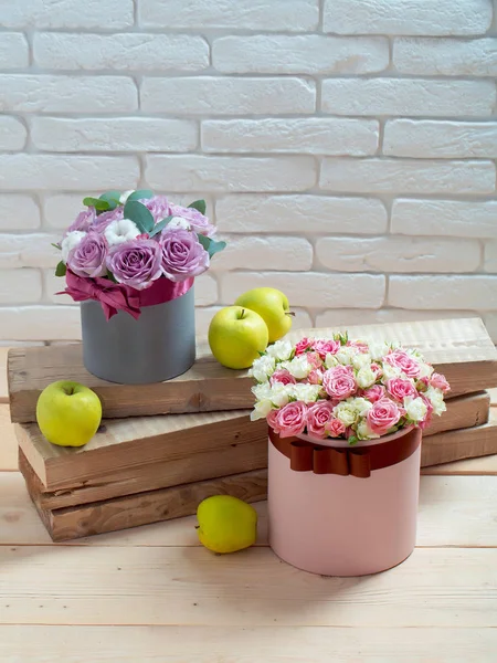 Flores y manzana sobre tablones de madera — Foto de Stock