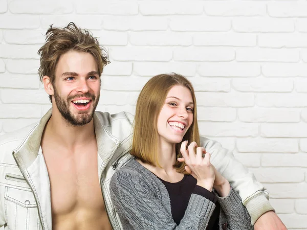 Feliz joven pareja risa — Foto de Stock