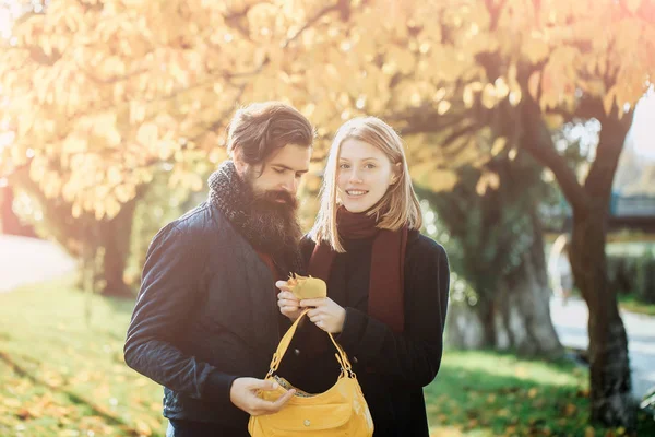 Ungt par i höstparken — Stockfoto