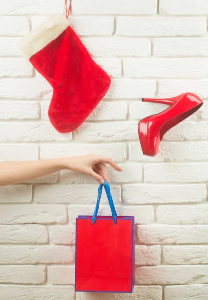Christmas stocking schoen en pakket — Stockfoto