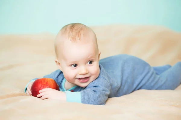Little happy baby boy with red apple — Stock Photo, Image