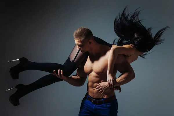 Мускулистый мужчина и сексуальная девушка — стоковое фото