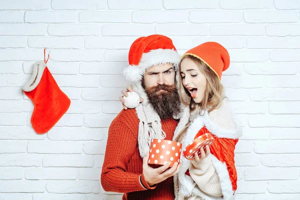 Ung överraskade jul par — Stockfoto