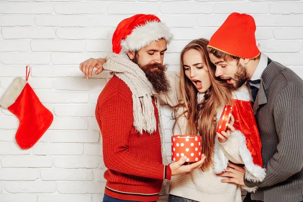 Jóvenes sorprendidos Navidad gente —  Fotos de Stock