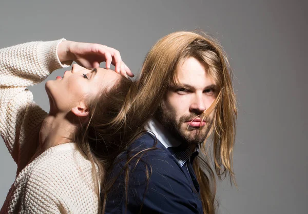 Молода пара з пухнастим волоссям — стокове фото
