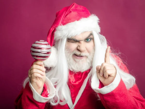 Grimace homme de Noël avec boule décorative — Photo