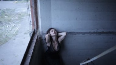 Kıvırcık saçlı kız terk edilmiş bir binada. Yalnız seksi duygusal kız 