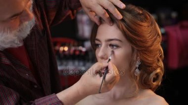 Saklanılacak karanlık altında göz daireler ve göz kapakları