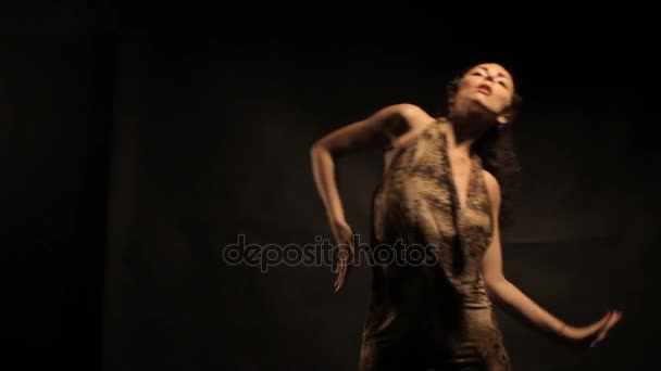 Красивая девушка танцует в темноте — стоковое видео