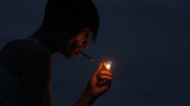 若い男は 暗闇の中で夜マッチでタバコを点灯します 一致でたばこに火を照明の人 男はタバコを燃焼します ストック動画 C Tverdohlib Com 若い男は 暗闇の中で夜マッチでタバコを点灯します 一致でたばこに火を照明の人 男はタバコを燃焼します ストック動画 C Tverdohlib Com